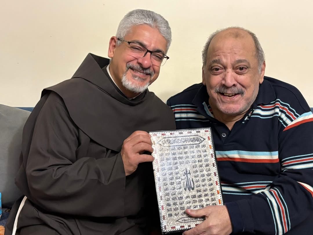 الفنان ضياء الميرغني والأب بطرس دانيال