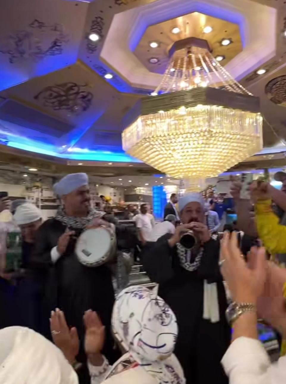 زفة بالمزمار على انغام يا واد يا تقيل احتفالا بزيارة حسين فهمي للكشري أبو طارق (2)