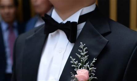 أخفى-وجه-العروس.-فنان-شهير-يطل-ببدلة-زفاف-هل-تزوج-فعلاً؟-(صورة)