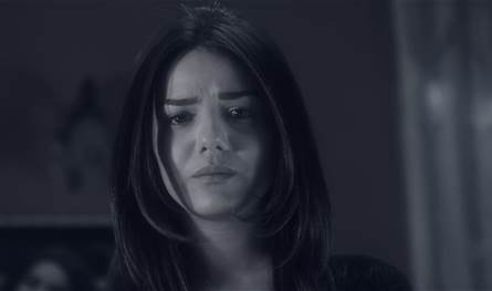 أطلت-من-داخل-الحمام.-فنانة-سورية-معتزلة-تُفاجئ-الجمهور-بتصرفها-(فيديو)