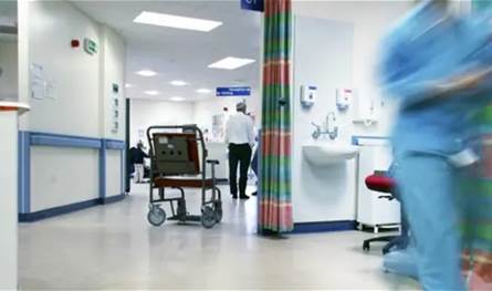 نُقل-بشكل-عاجل-إلى-العناية-المركزة.-ممثل-شهير-ابن-الـ-30-عاما-يتعرّض-لذبحة-صدرية-حادة-(صور)