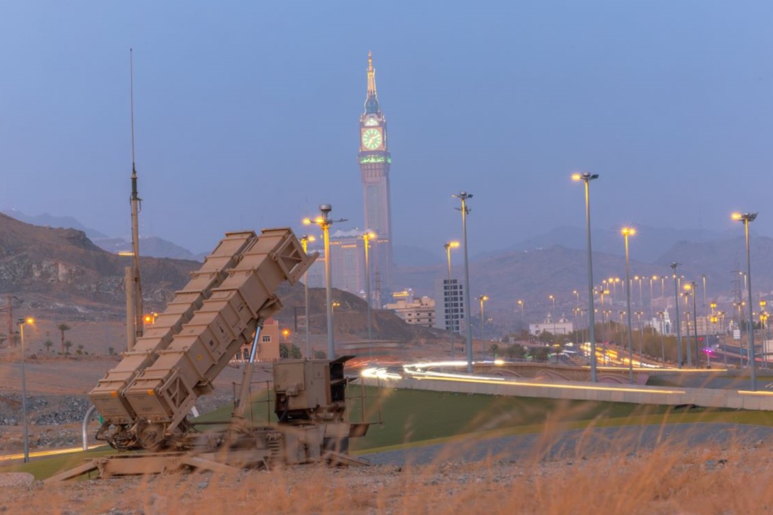 تواصل الدفاعات الجوية السعودية التصدي للاعتداءات الإيرانية (وزارة الدفاع)