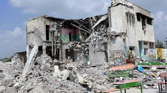 أنقاض مدرسة الشجرة الطيبة 