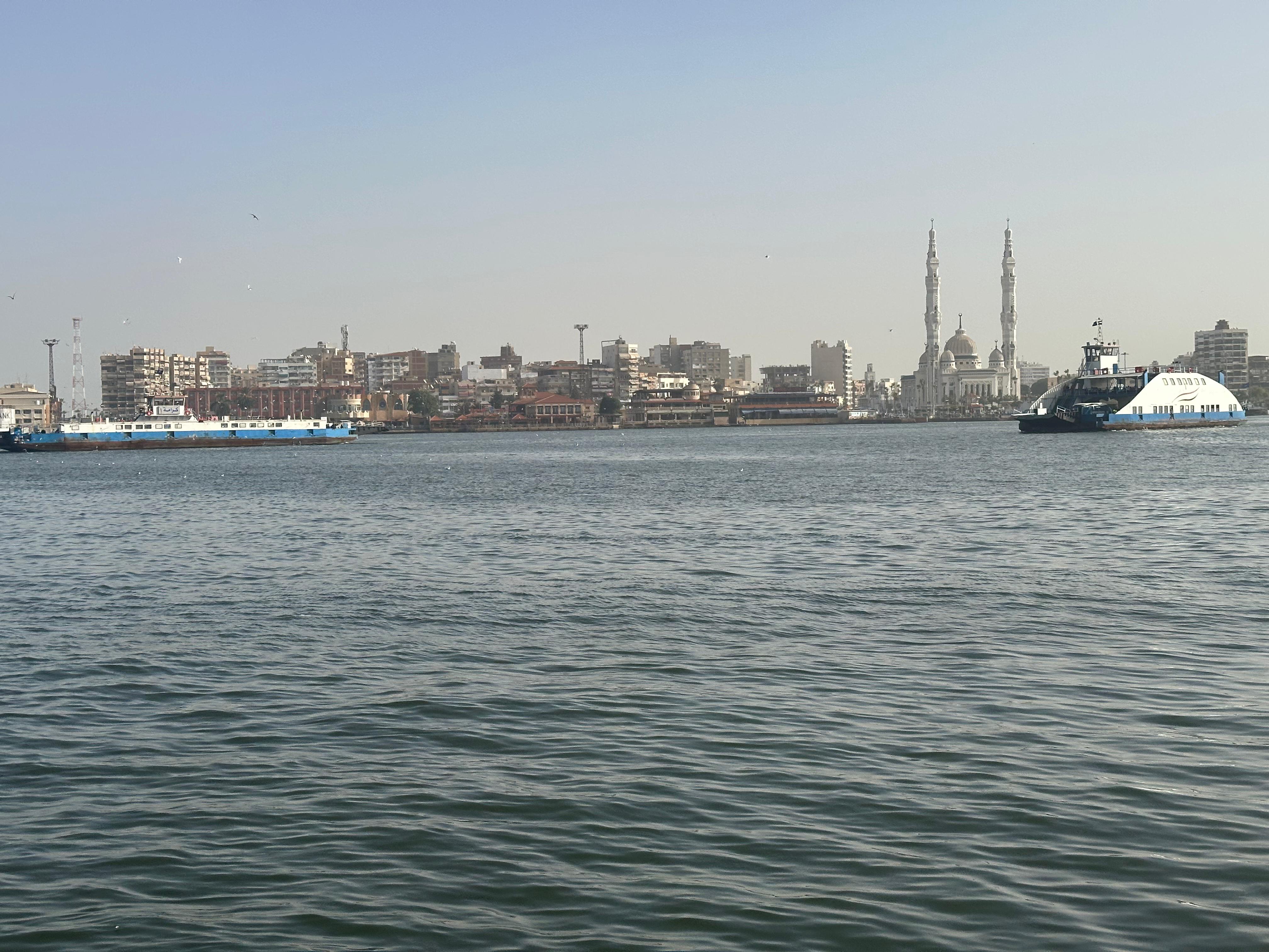 جانب من المعدية والقناة جانب من المعدية والقناة