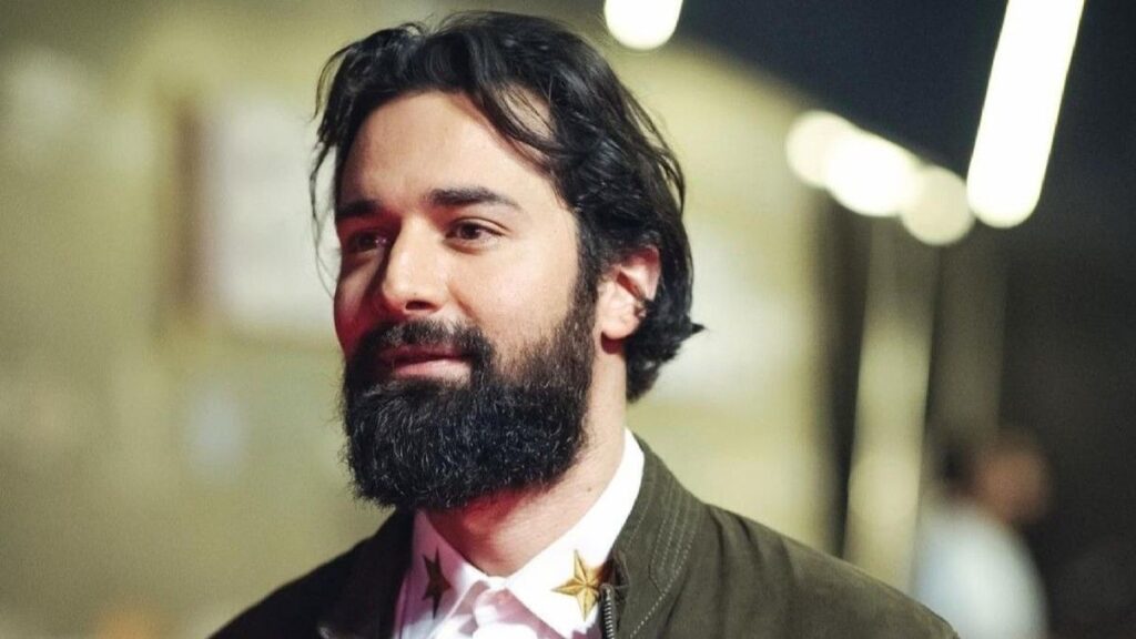 النجم أحمد حاتم يتصدّر الترند بصورة بالبدلة.. فهل تزوّج سرّاً؟