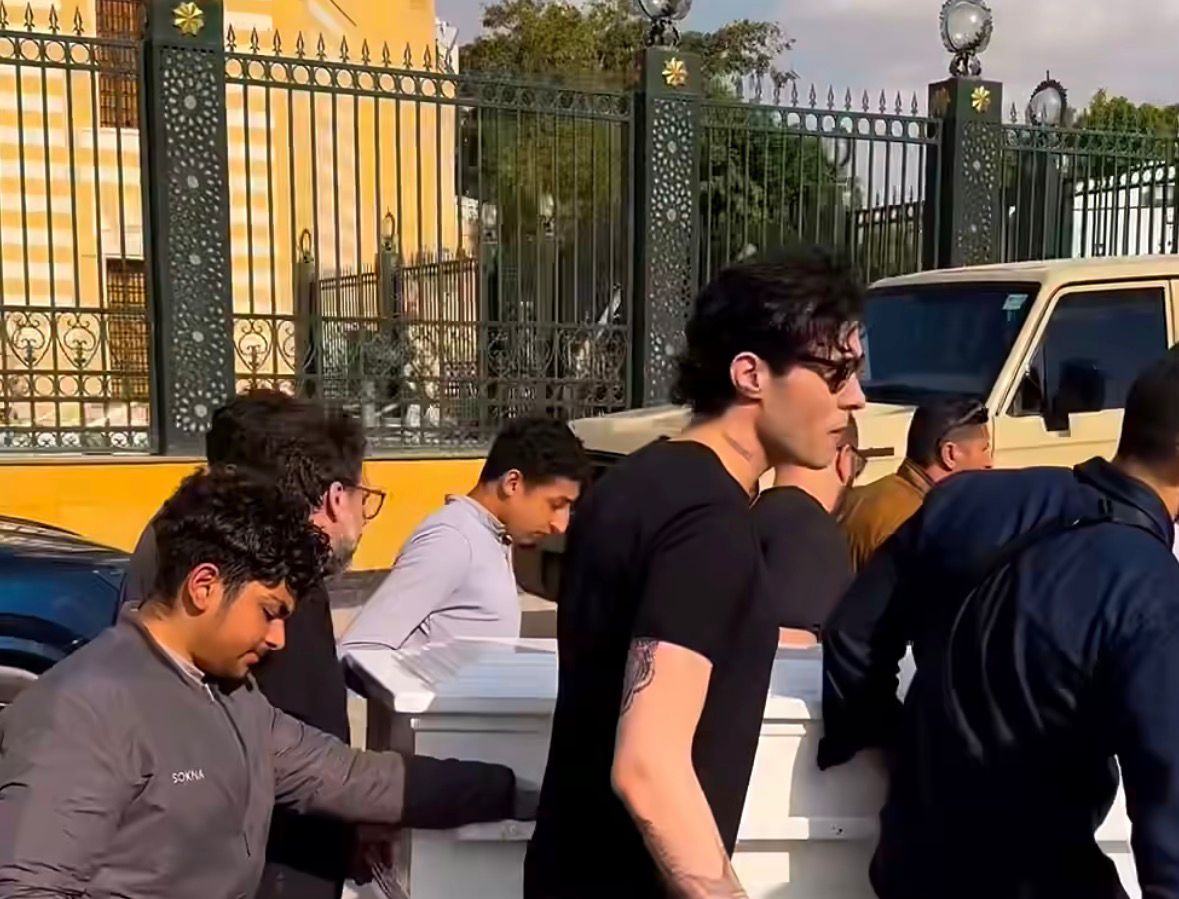 أمير عيد وتامر هاشم يحملان نعش والد ليلى فاروق بعد صلاة الجنازة (1)