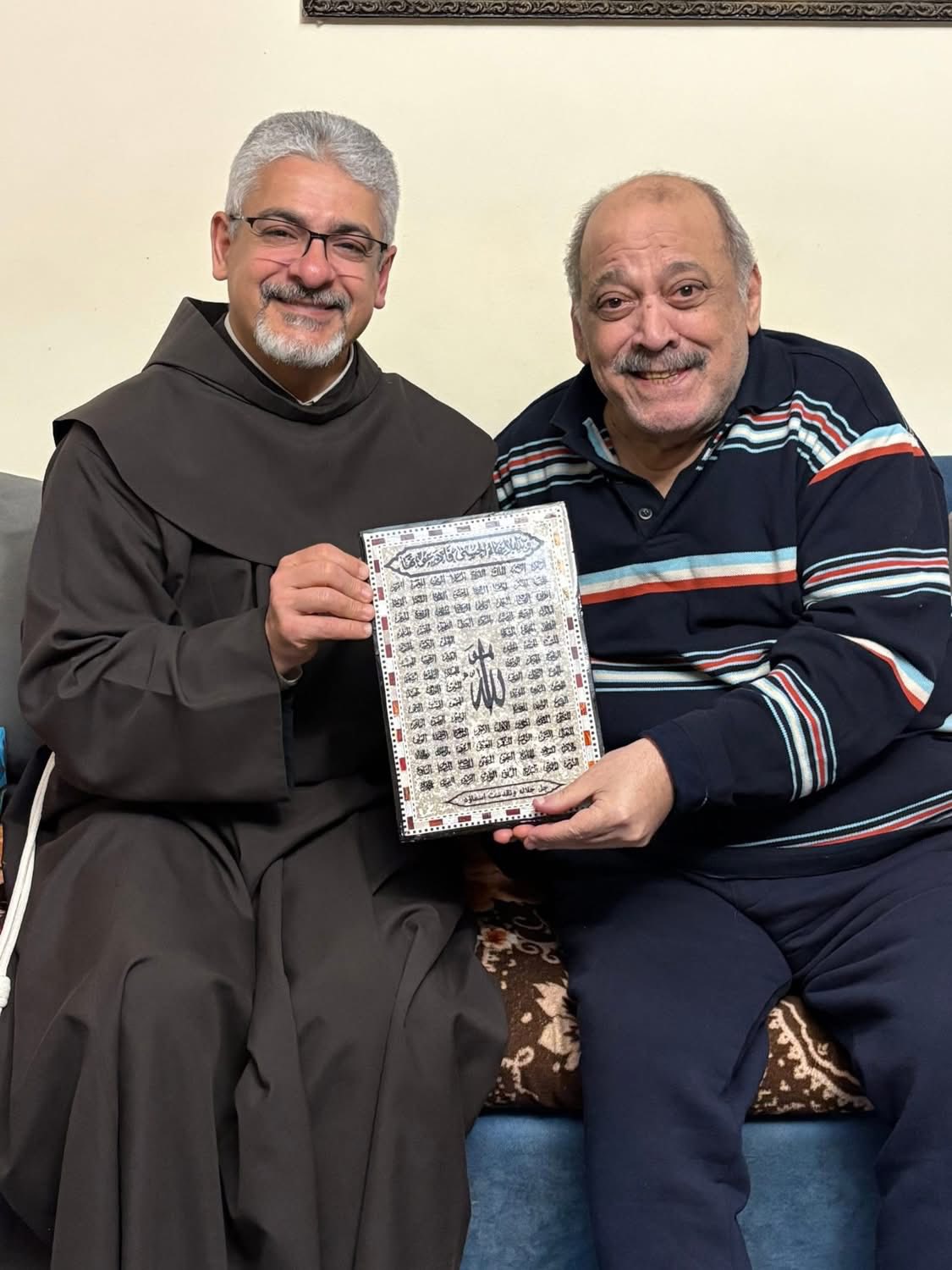 الفنان ضياء الميرغني والأب بطرس دانيال