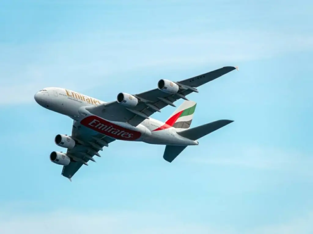 مطارات الإمارات تعيد التشغيل التدريجي وسط قيود الأجواء