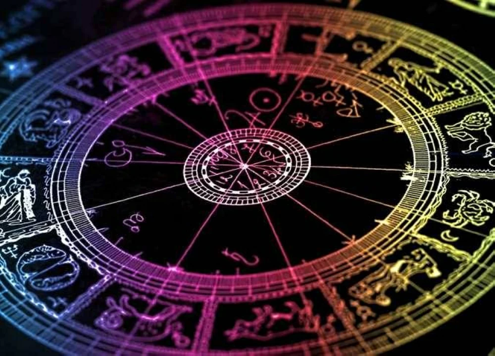 «اوعى تنتقدهم».. 4 أبراج لا تستوعب النقد تأثير خسوف القمر الدموي على الأبراج الفلكية - صورة أرشيفية