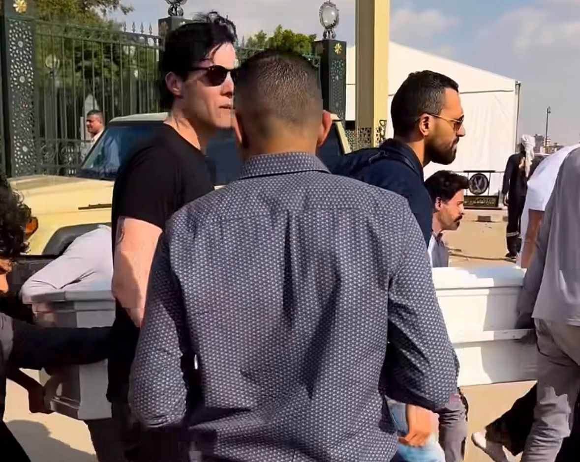 أمير عيد وتامر هاشم يحملان نعش والد ليلى فاروق بعد صلاة الجنازة (2)