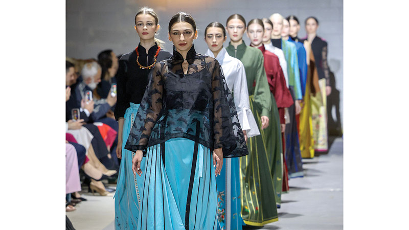 «أسبوع الموضة في سكوبيه».. مساحة للتصاميم والهويات الثقافية «سكوبيه» تؤكد مكانتها كمنصة تجمع بين الإبداع المحلي والرؤى العالمية. يو.بي.إيه