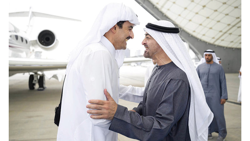 رئيس الدولة خلال استقباله تميم بن حمد. وام