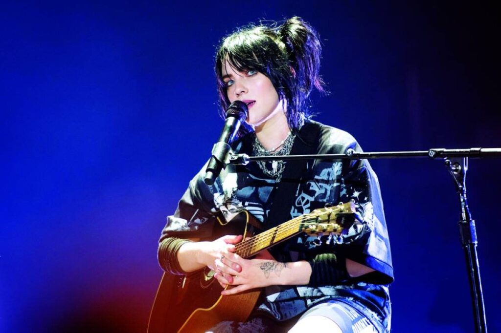 قطار يدهس أحد أبرز مترصدي المغنية الشهيرة بيلي آيلش