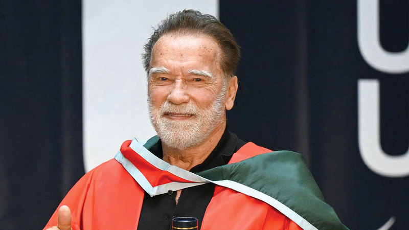 حاكم كاليفورنيا السابق ينال دكتوراه فخرية في إيرلندا الشمالية