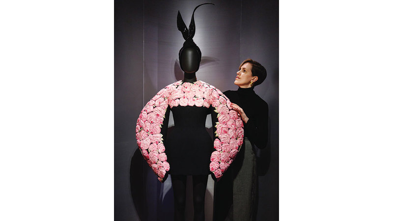 الحدث يحمل بعداً ثقافياً واقتصادياً في سياق اهتمام عالمي بإعادة قراءة تاريخ الموضة. يو.بي.إيه