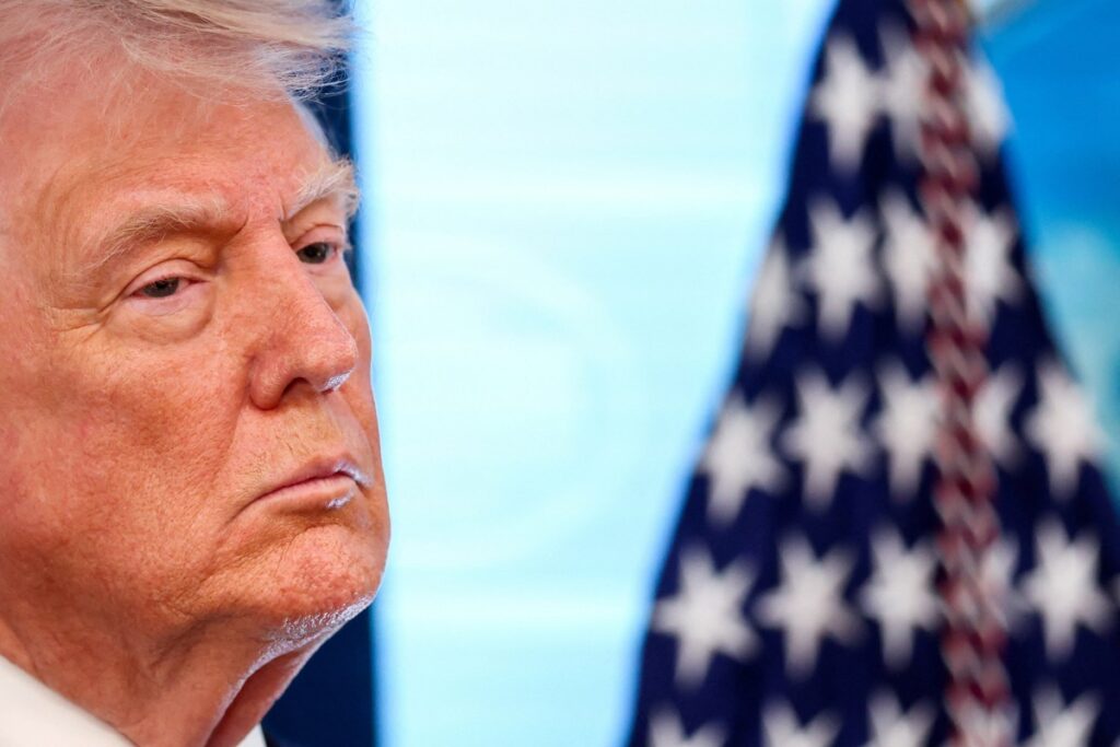 ترامب: القوات الأمريكية ستبقى حول إيران حتى تلتزم بالاتفاق