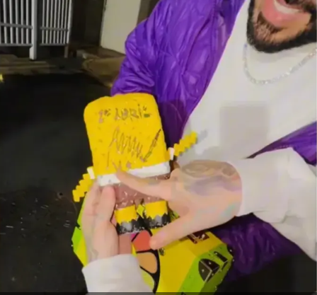 مغني راب أميركي يخرج من السجن ومعه توقيع مادورو على دميته