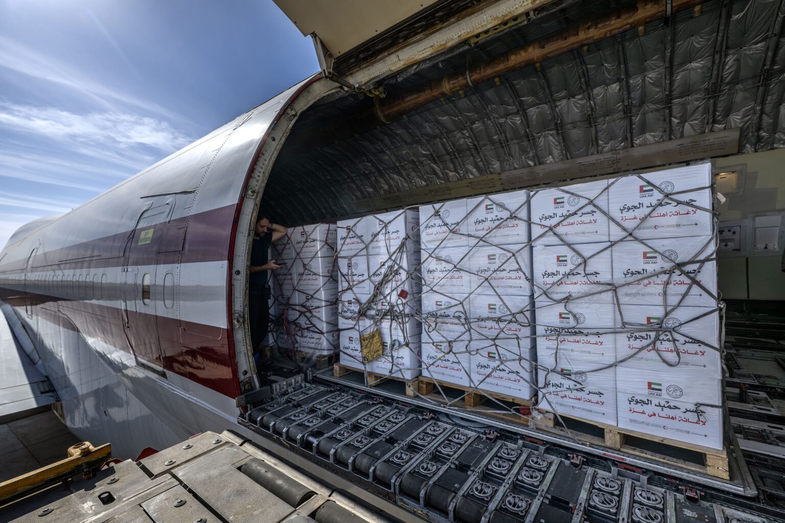 “الفارس الشهم 3”..وصول طائرة مساعدات إلى العريش محملة بـ100 طن لدعم أهالي غزة "الفارس الشهم 3"..وصول طائرة مساعدات إلى العريش محملة بـ100 طن لدعم أهالي غزة