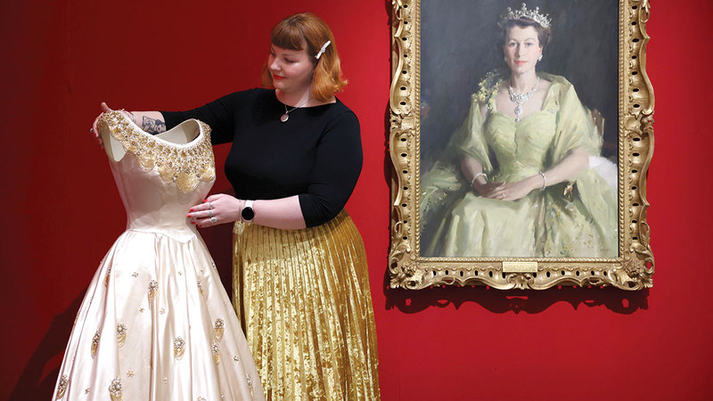 حياة الملكة إليزابيث الثانية «بأسلوب أنيق» إي.بي.إيه