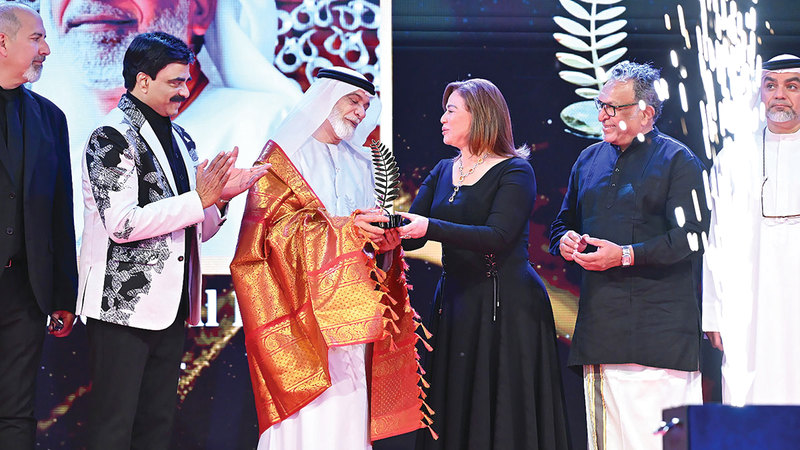 الفيلي يتلقى التكريم خلال مهرجان I-Film في دورته الثالثة. من المصدر