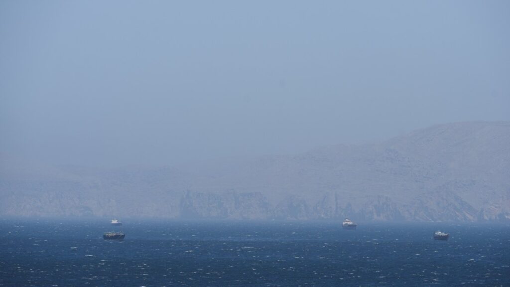 إيران تحذر السفن الحربية من عبور مضيق هرمز