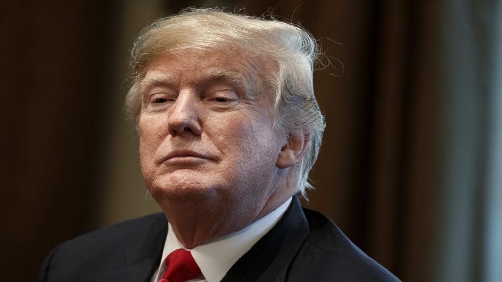 ترامب يلوّح بـ"حصار بحري شامل" ضد إيران للضغط نحو اتفاق نهائي