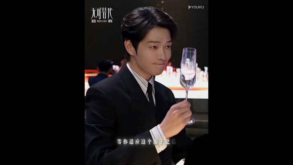 وسيم ببدلة رسمية يي شين جي #WeiDaxun يمسك كأسًا، هادئ ومسيطر على الموقف #Irreplaceable🥰😘😘 وسيم ببدلة رسمية يي شين جي #WeiDaxun يمسك كأسًا، هادئ ومسيطر على الموقف #Irreplaceable🥰😘😘