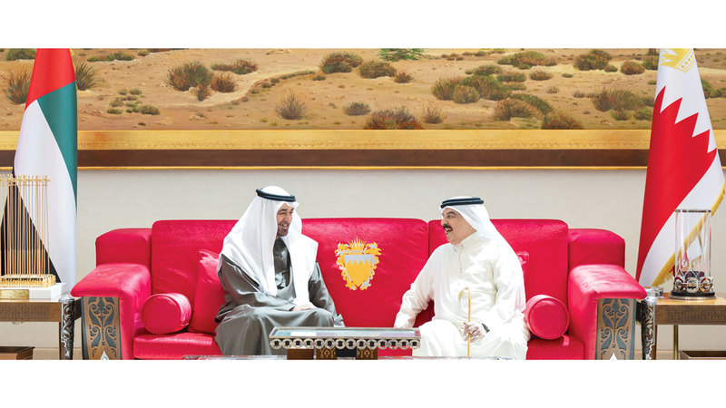 رئيس الدولة وملك البحرين خلال لقائهما في المنامة. وام