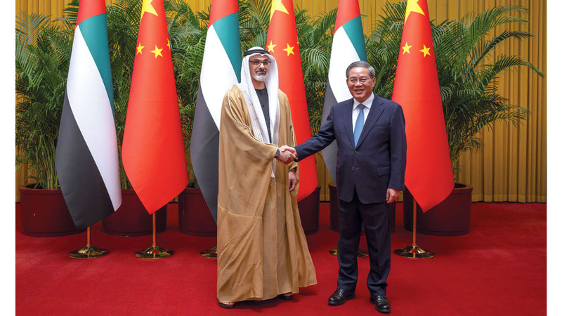 ولي عهد أبوظبي ورئيس مجلس الدولة الصيني خلال اللقاء. وام