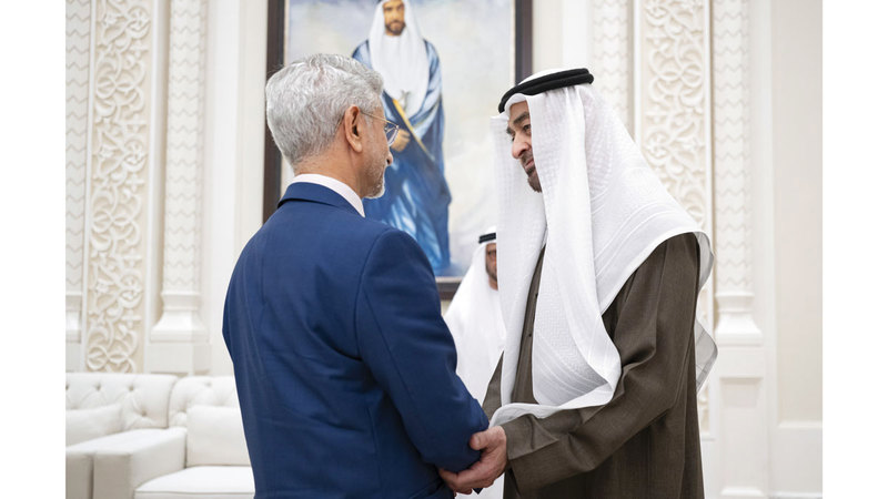 رئيس الدولة خلال استقباله سوبرامانيام جايشانكار بحضور حمدان بن محمد. وام