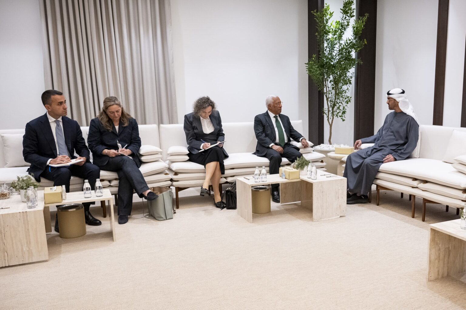 رئيس الدولة يبحث مع رئيس المجلس الأوروبي تطورات الأوضاع بالمنطقة وتأثيراتها الخطيرة على أمن الملاحة الدولية وإمدادات الطاقة