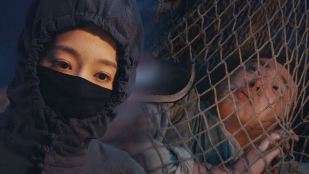 لقاء أول محرج! ظنت الفتاة الأمير الشاب لصًا فأوقعته في شباك الصيد عند مقدمة القارب😮من "نصل السلام"