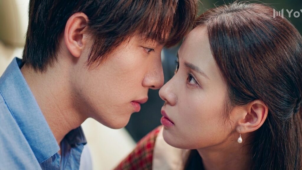 تمسح بقايا الطعام من على شفتيه لكن تنصدم بما يحدث ❤️( الجمال القبيح  )