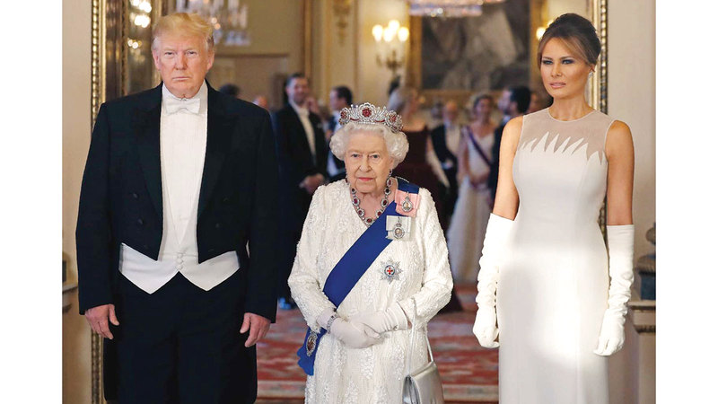 كتاب جديد يكشف جوانب طريفة وخفية في شخصية إليزابيث الثانية الملكة إليزابيث التقت ترامب وزوجته مرتين خلال ولايته الرئاسية الأولى. من المصدر