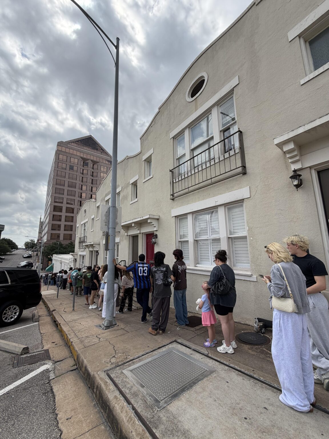 Austin Merch Pop Up اليوم (4/17/26) الخط رائع! متحمس جدا لرؤيتهم مرة أخرى الليلة! 🥹