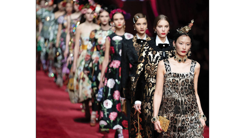 المصممة الهولندية آيريس فان هيربن مِن أوائل مَن دمجوا التكنولوجيا المتقدمة في الأزياء. من المصدر