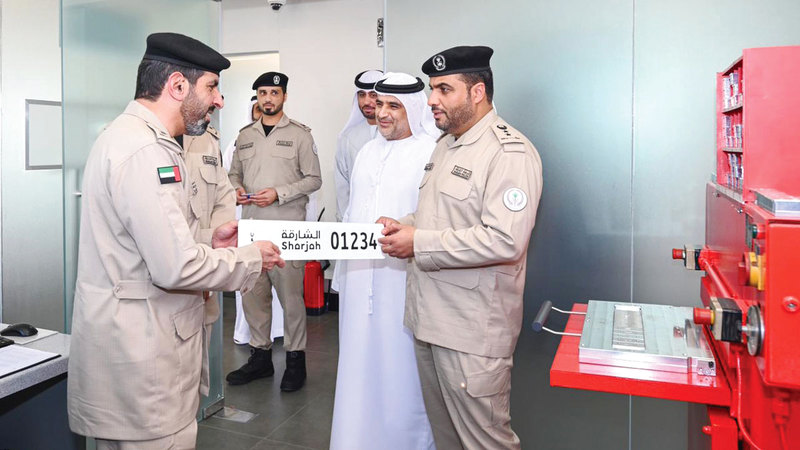 شرطة الشارقة تفتتح مصنعاً لطباعة لوحات المركبات في ضاحية السيوح
