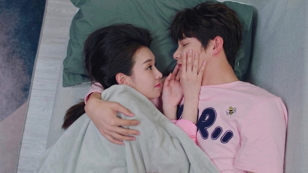 توافق على العيش مع حبيبها لكي تقضي المزيد من الوقت معه❤️( الجمال القبيح  )