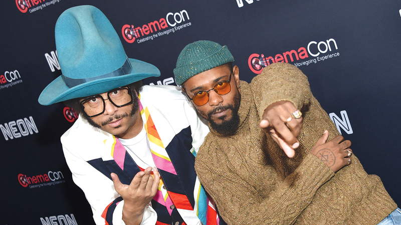 ستانفيلد ورايلي يجتمعان مجدداً بـ «أنا أحبّ اللصوص»