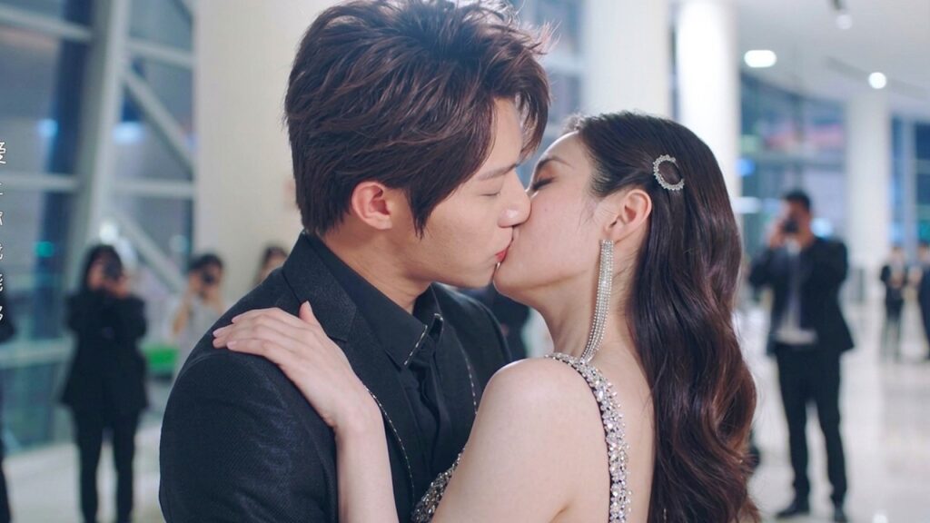 الممثلة المشهورة بعد فوزها تقبـل مدير اعمالها و تعلن عن علاقتهم❤️( الجمال القبيح  )