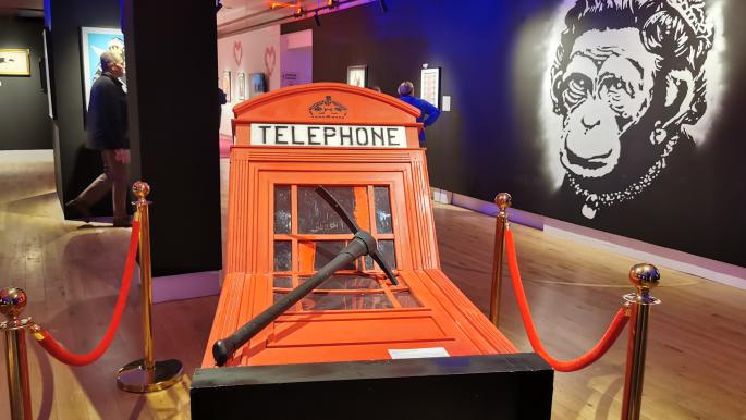 معرض بانكسي ليمتلس... مُدن متوحّشة تُشيَّد على أنقاض الترفيه