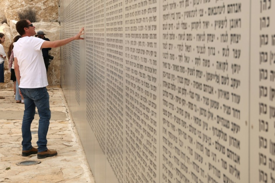 وزير الدفاع الإسرائيلي: سلاح حزب الله سيُنزع بوسائل عسكرية ودبلوماسية