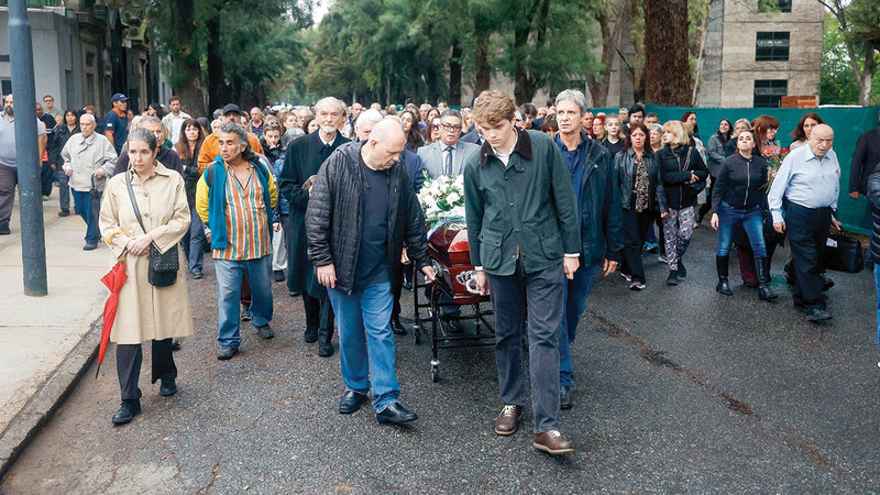 أجواء الحزن الشعبي في العاصمة الأرجنتينية خلال مراسم تشييع لويس براندوني. إي.بي.إيه