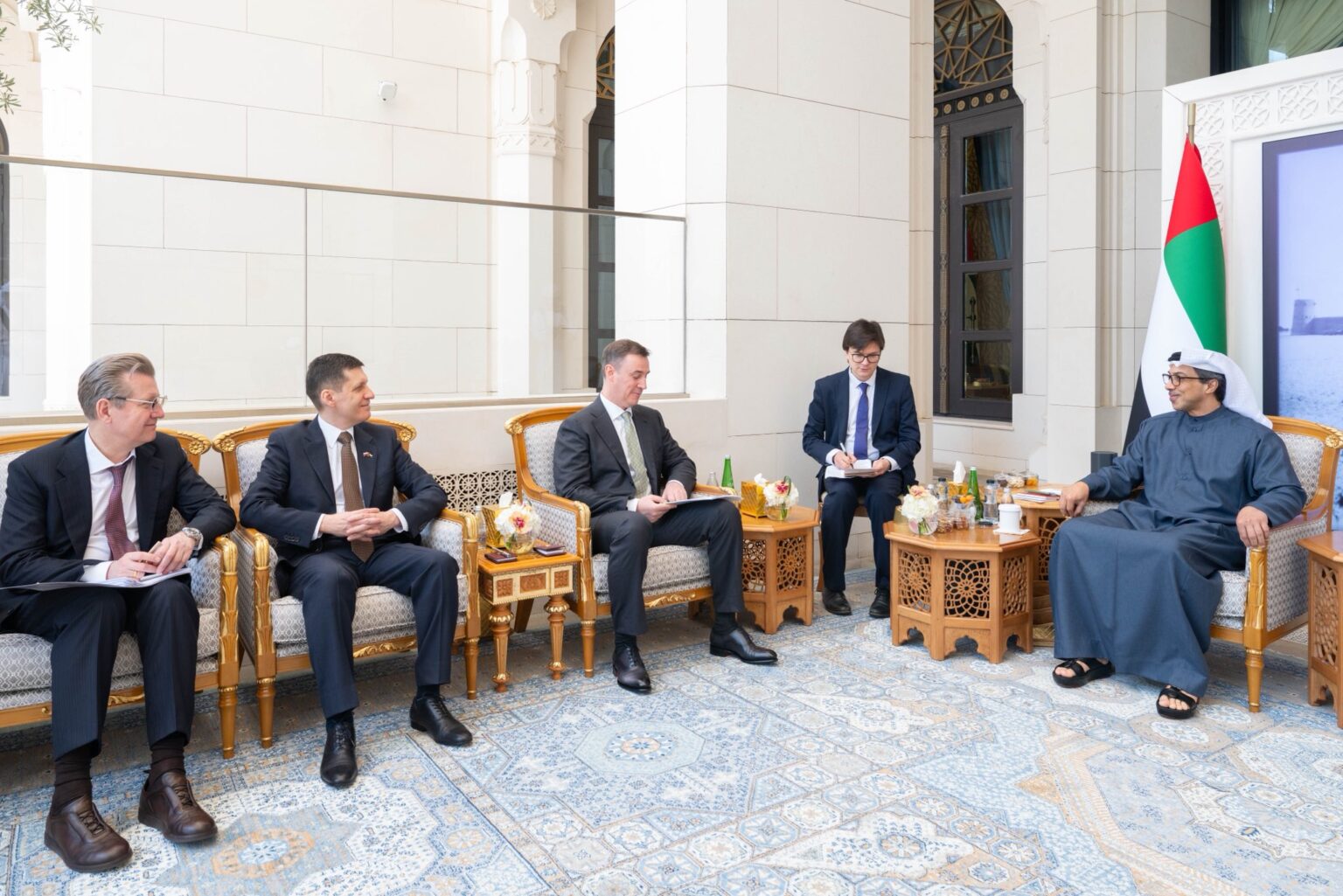 منصور بن زايد يستقبل نائب رئيس الوزراء الروسي