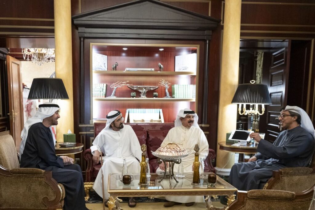 رئيس الدولة يلتقي ملك البحرين بحضور محمد بن راشد ومنصور بن زايد