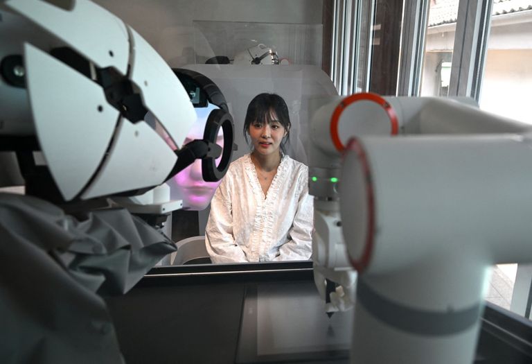 روبوت شاماني يعمل بالذكاء الاصطناعي في كوريا الجنوبية