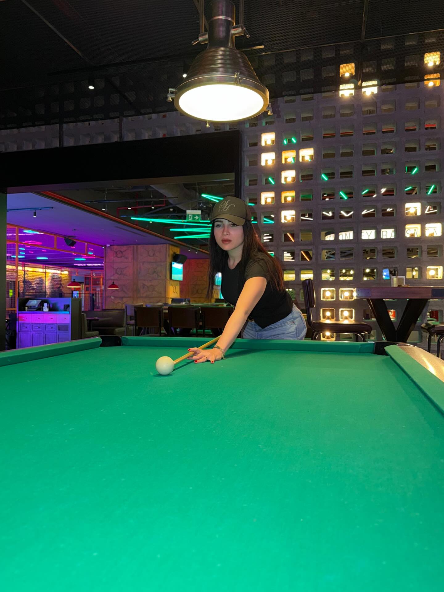 مي عز الدين تلعب بلياردو