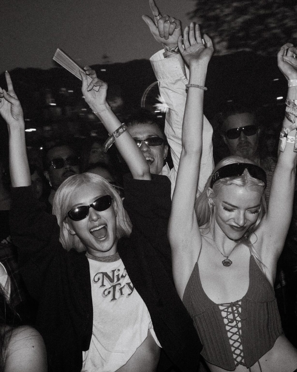 260411 تحديث Sombr على IG مع روزي وأنيا تايلور جوي