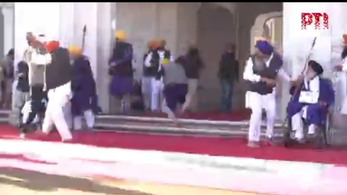 صحيفة المرصد - بالفيديو: لحظة محاولة اغتيال زعيم حزب "شيروماني أكالي دال" في الهند بإطلاق النار عليه