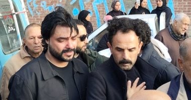 انهيار السيناريست محمود حمدان خلال تشييع جنازة والده بالبحيرة.. فيديو وصور انهيار السيناريست محمود حمدان خلال تشييع جنازة والده بالبحيرة.. فيديو وصور